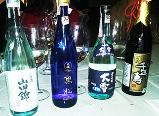 Sake ou Saquê uma bebida fermentada de arroz.